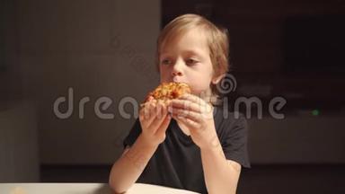 男孩深夜在家厨房吃披萨。 一个人在家。